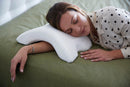 Arm Pillow    ofrece un soporte adaptable que mantiene su frescura toda la noche.